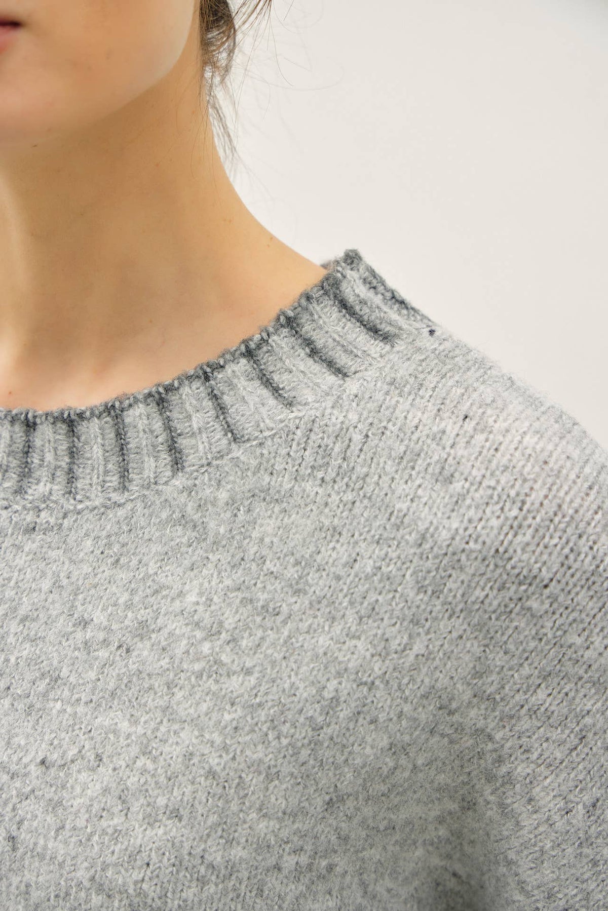ACCENT COLOR STITCHING OVERSIZED SWEATER