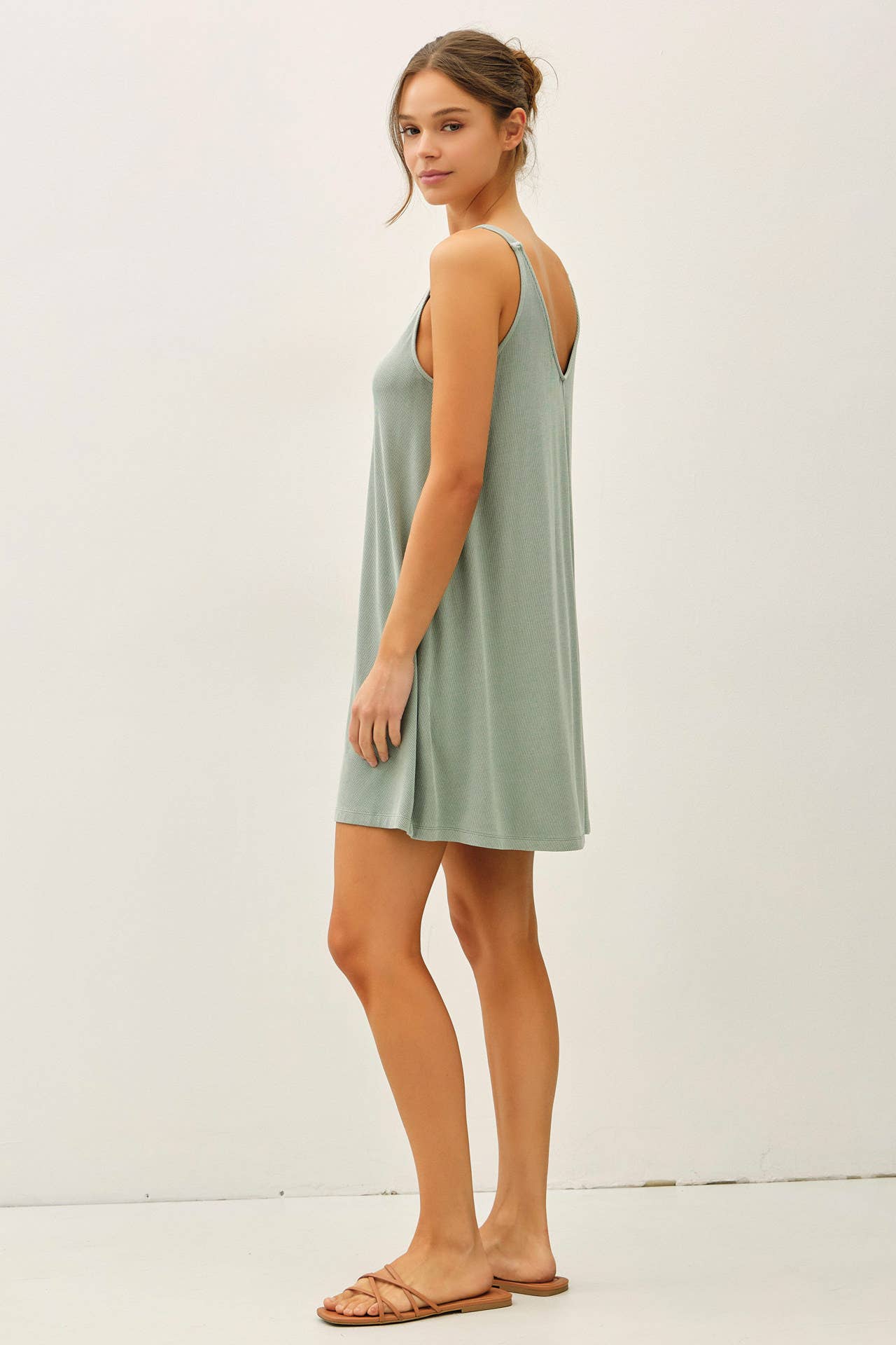 RIBBED V-NECK KNIT DRESS W. CENTER SEAM DETAIL