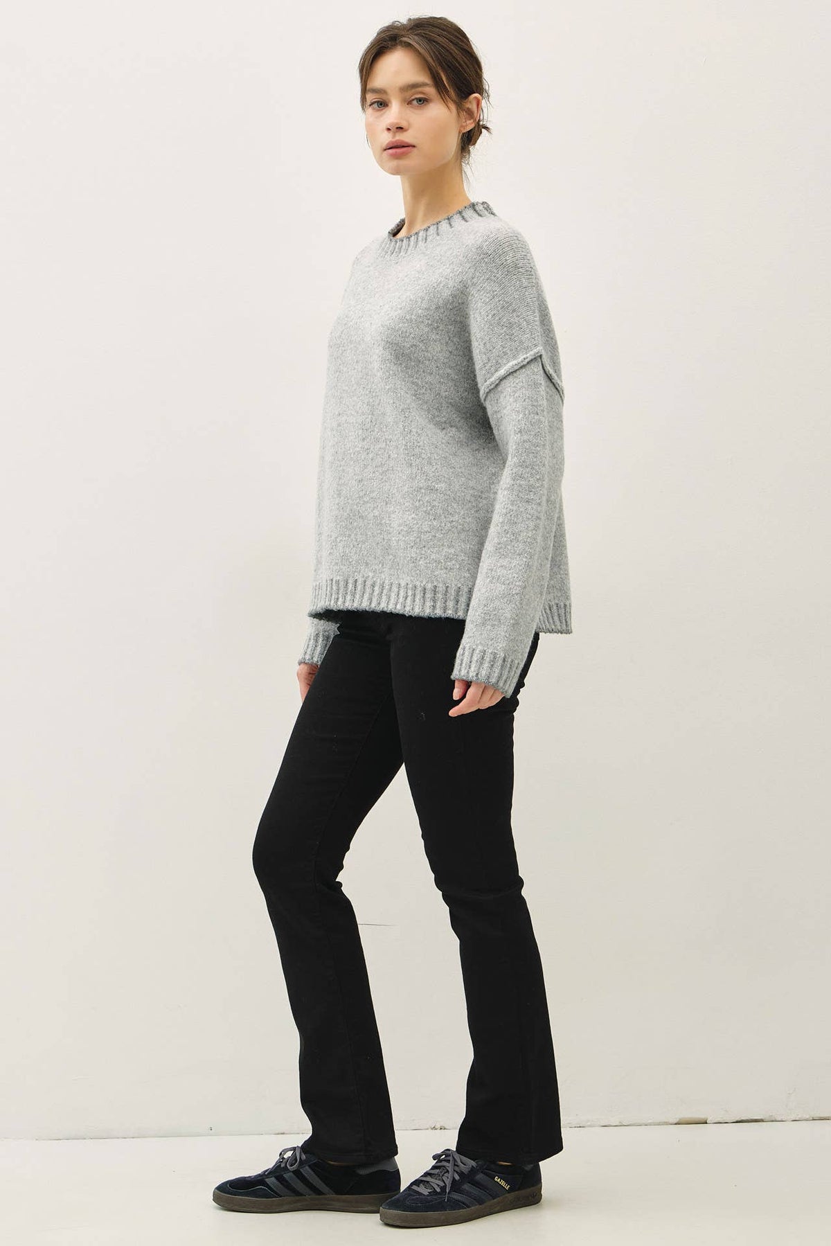 ACCENT COLOR STITCHING OVERSIZED SWEATER