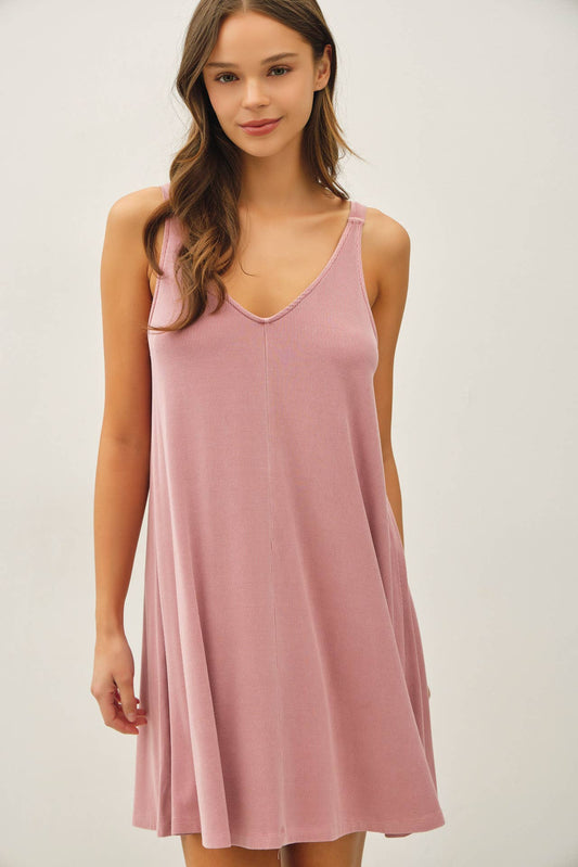 RIBBED V-NECK KNIT DRESS W. CENTER SEAM DETAIL