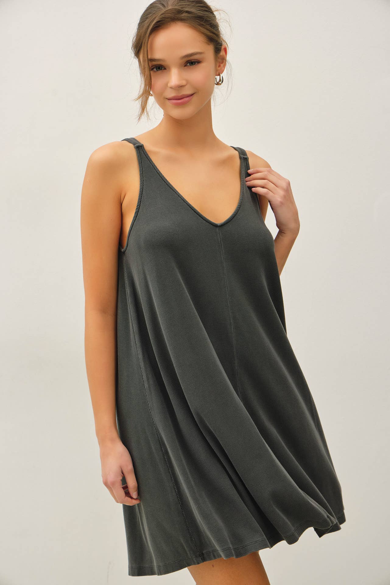 RIBBED V-NECK KNIT DRESS W. CENTER SEAM DETAIL