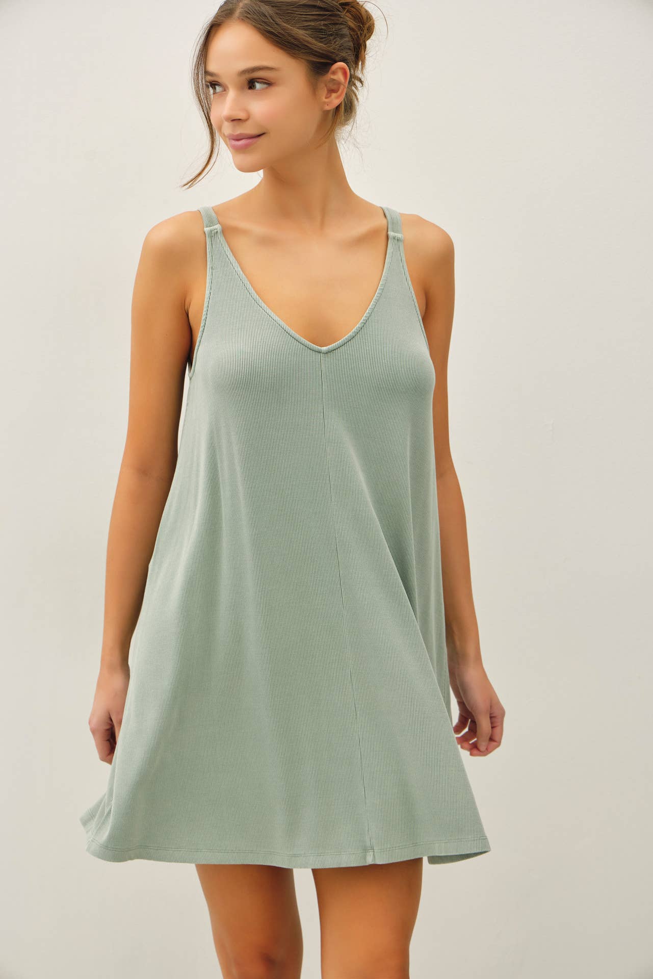 RIBBED V-NECK KNIT DRESS W. CENTER SEAM DETAIL