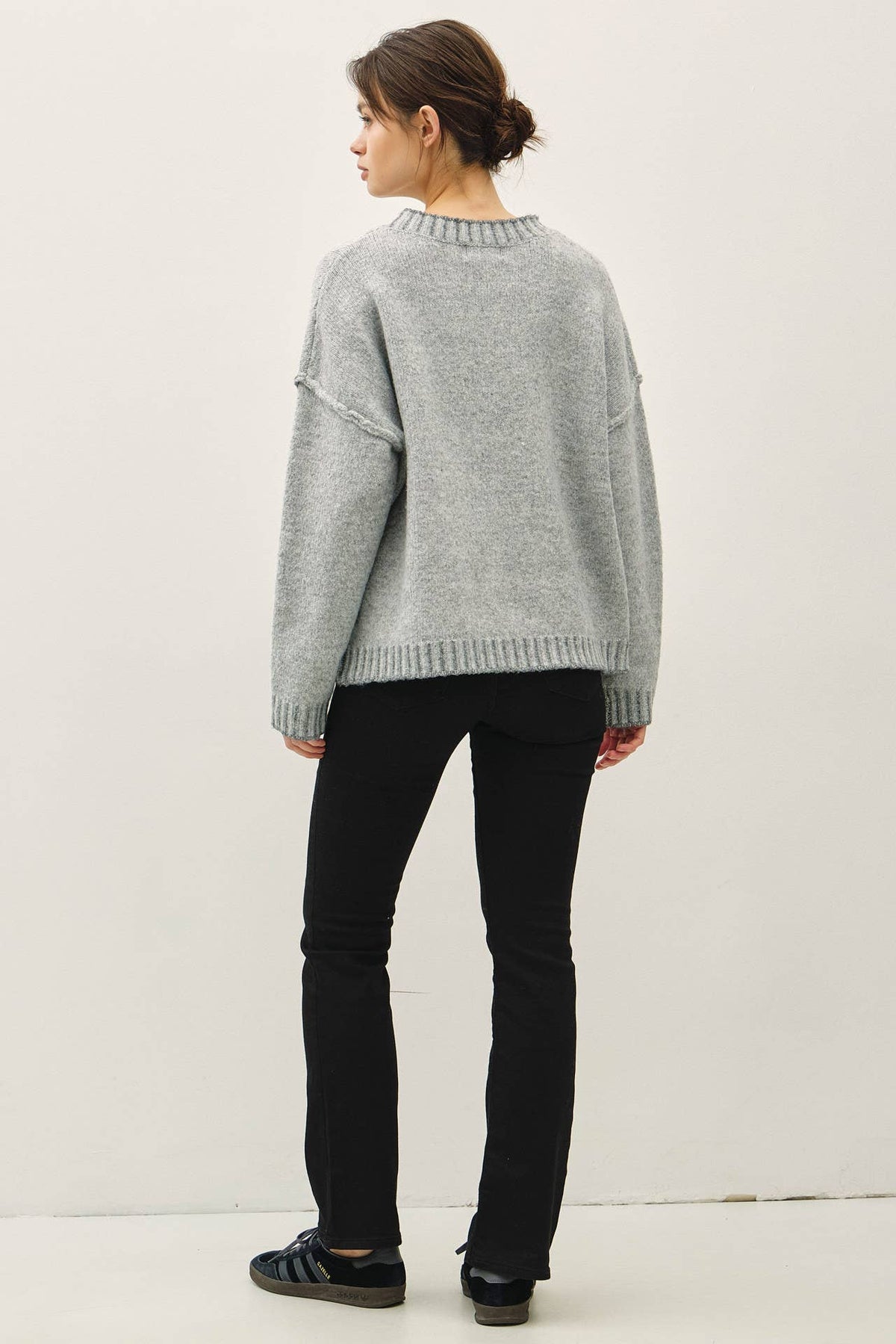 ACCENT COLOR STITCHING OVERSIZED SWEATER