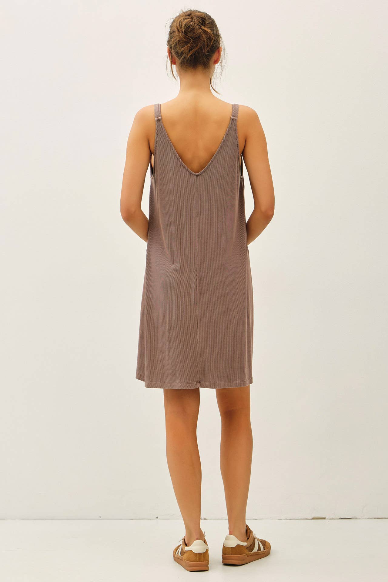 RIBBED V-NECK KNIT DRESS W. CENTER SEAM DETAIL