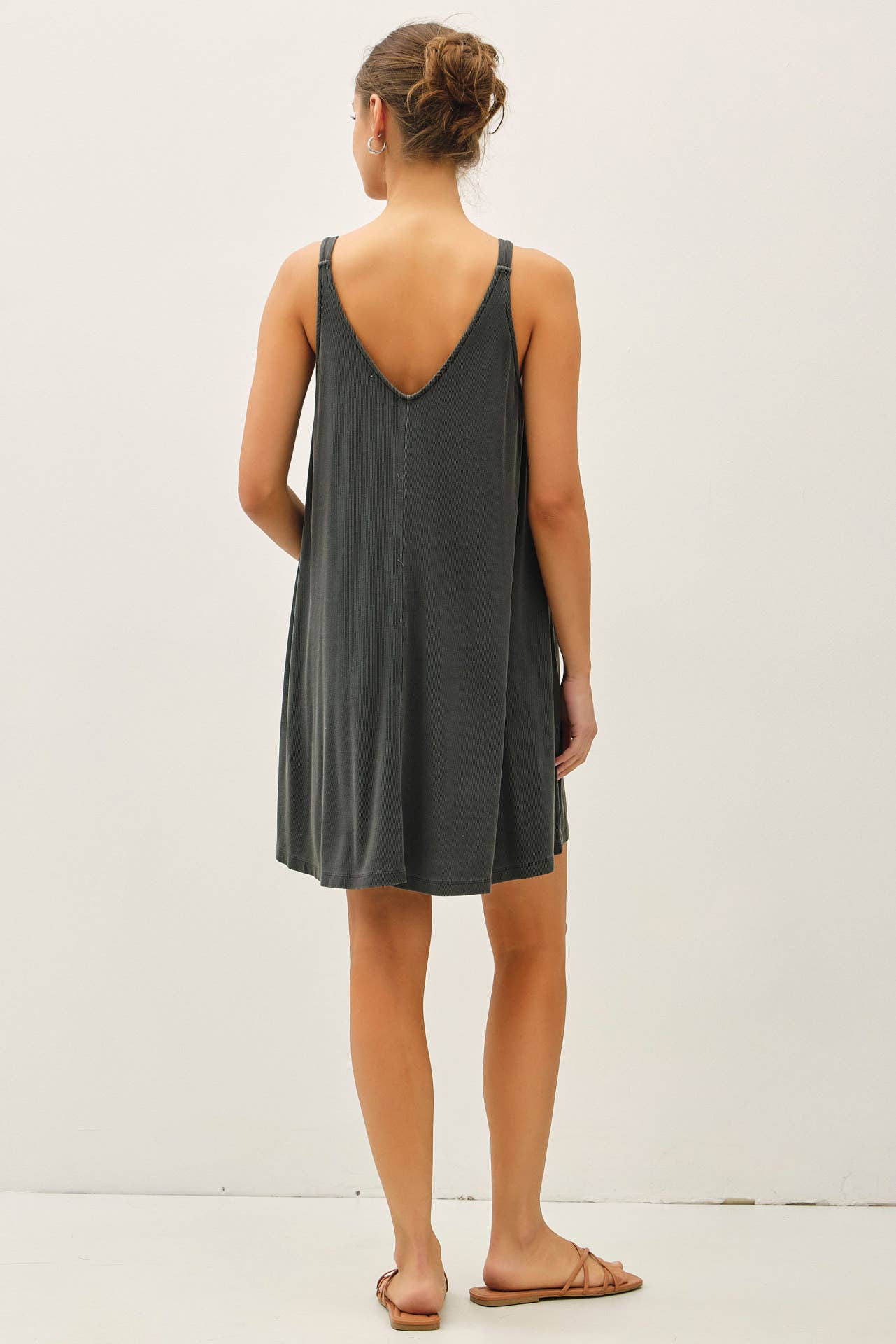 RIBBED V-NECK KNIT DRESS W. CENTER SEAM DETAIL