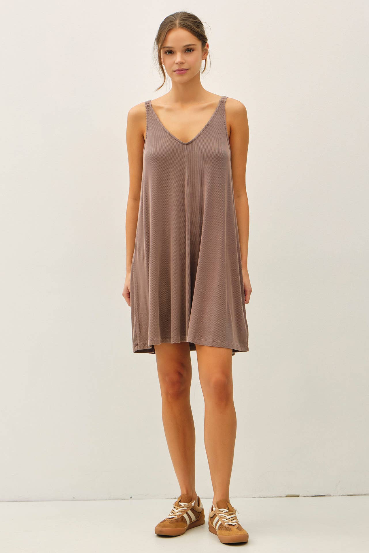 RIBBED V-NECK KNIT DRESS W. CENTER SEAM DETAIL