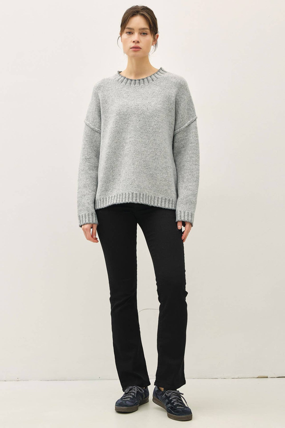 ACCENT COLOR STITCHING OVERSIZED SWEATER