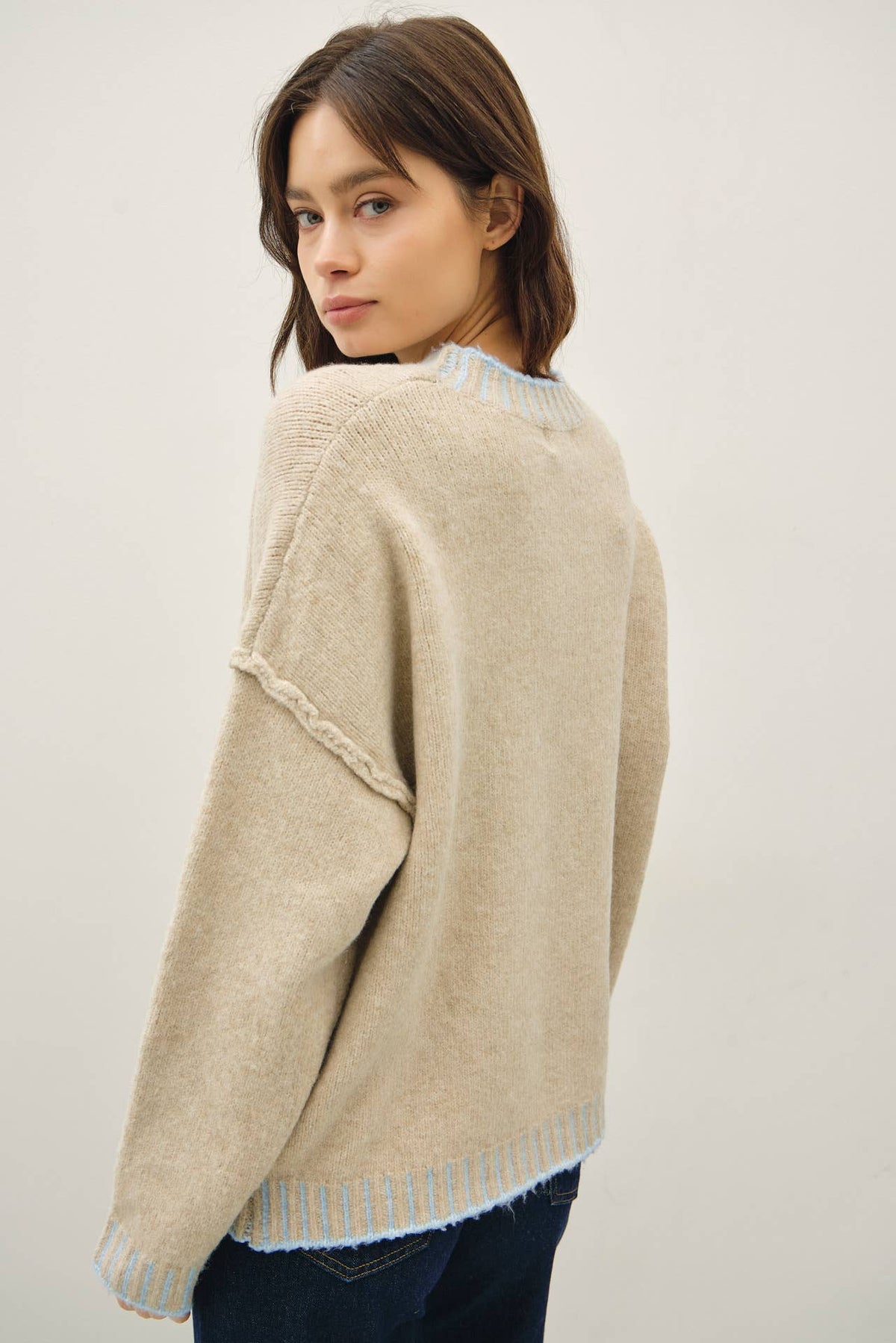 ACCENT COLOR STITCHING OVERSIZED SWEATER