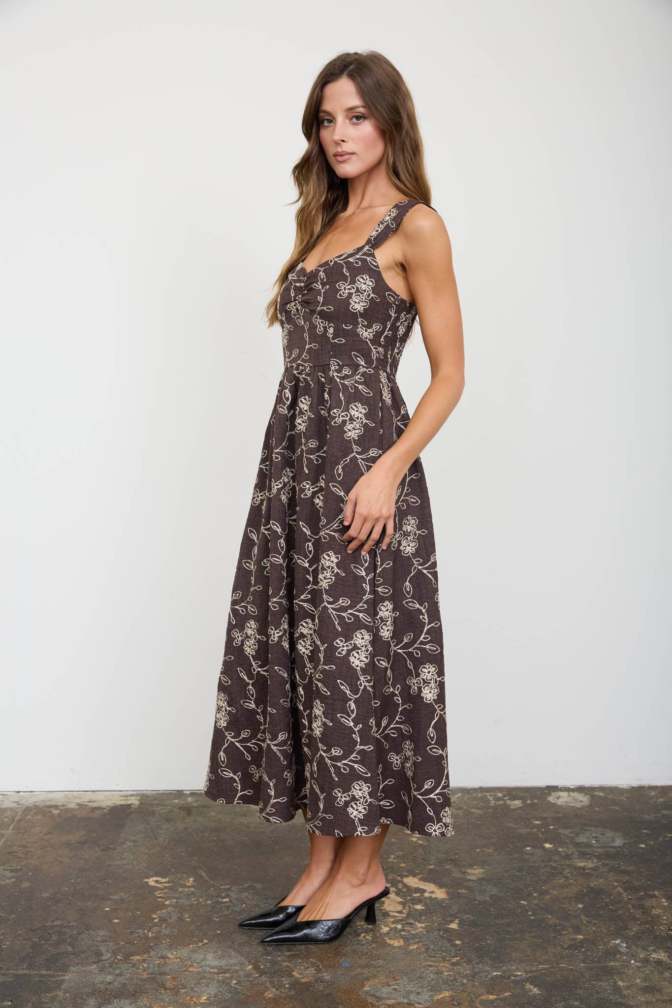 EMBROIDERED FLORAL SWEETHEART MIDI DRESS