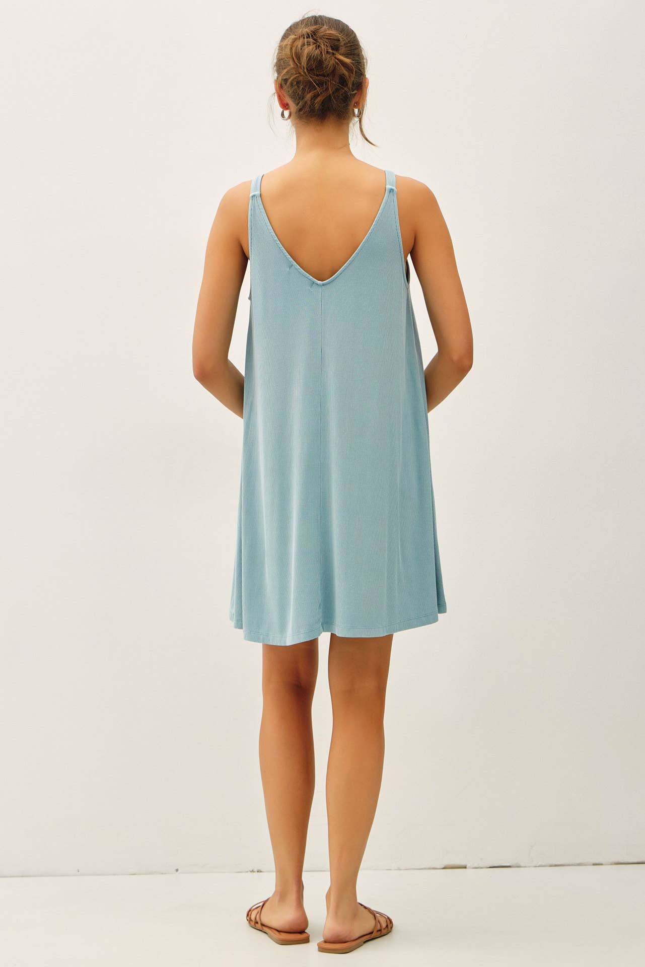 RIBBED V-NECK KNIT DRESS W. CENTER SEAM DETAIL