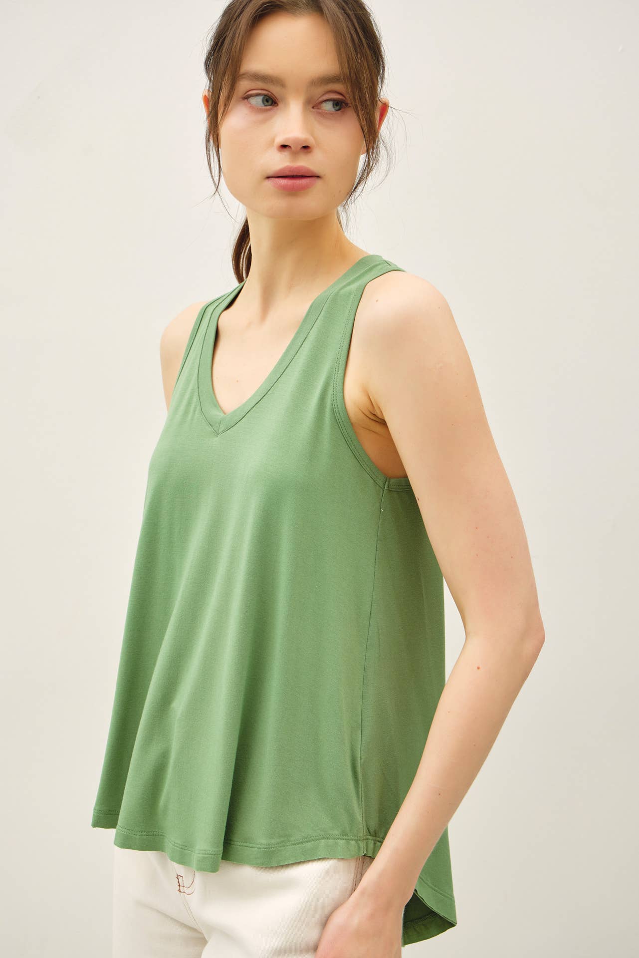 V-NECK SWING TANK