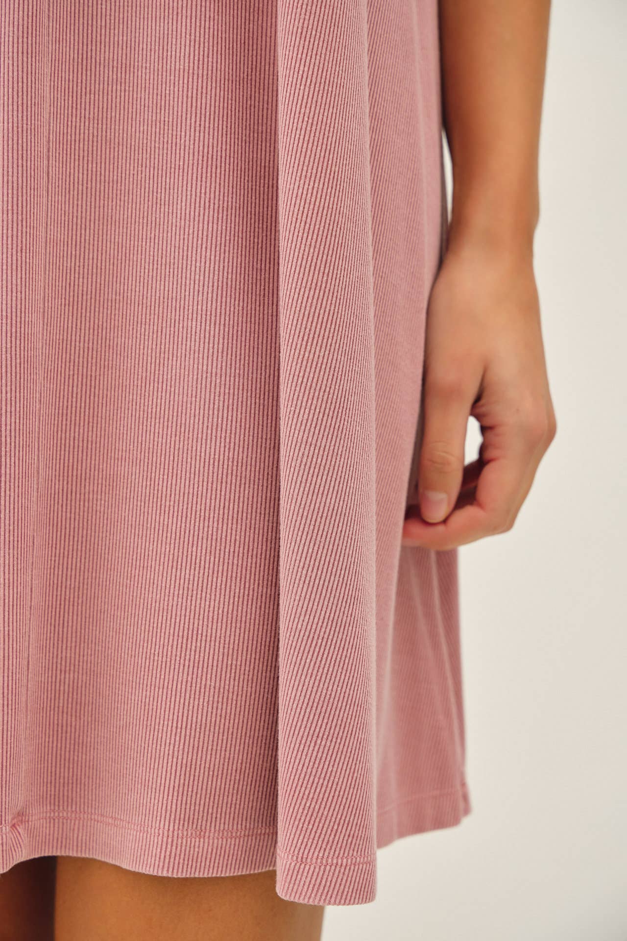 RIBBED V-NECK KNIT DRESS W. CENTER SEAM DETAIL