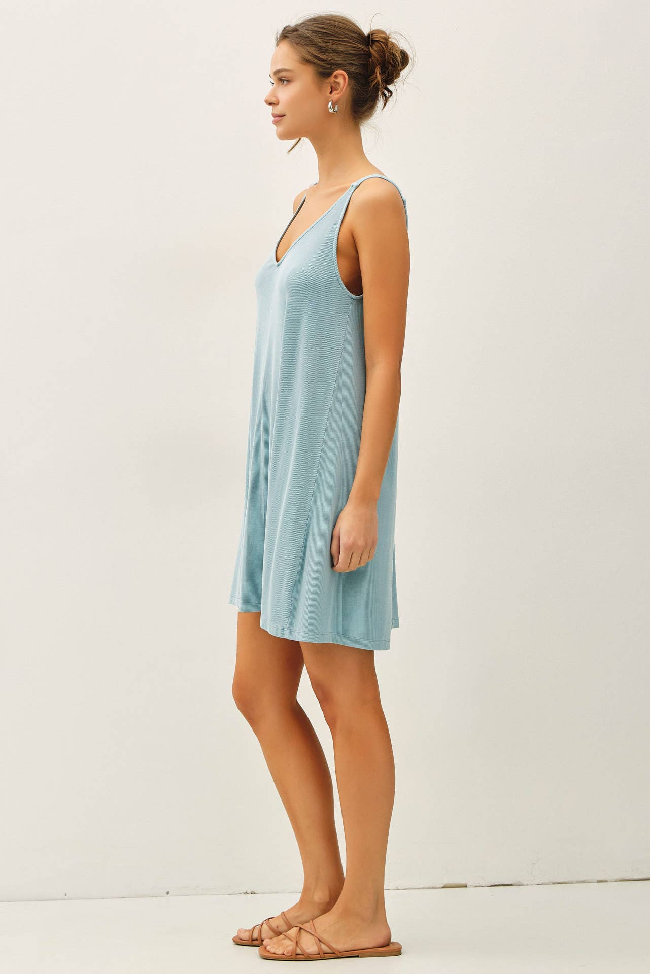 RIBBED V-NECK KNIT DRESS W. CENTER SEAM DETAIL