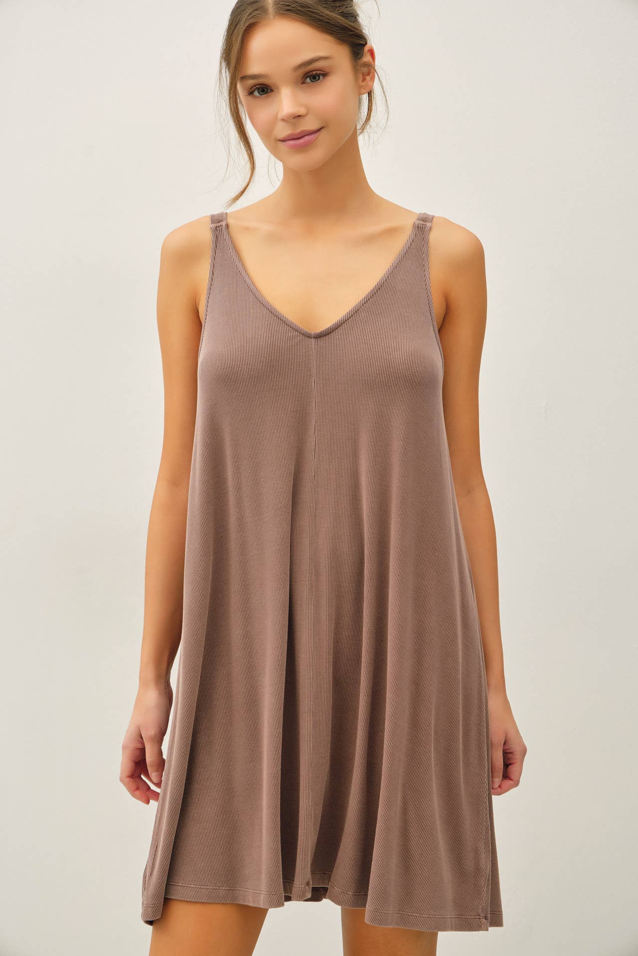 RIBBED V-NECK KNIT DRESS W. CENTER SEAM DETAIL