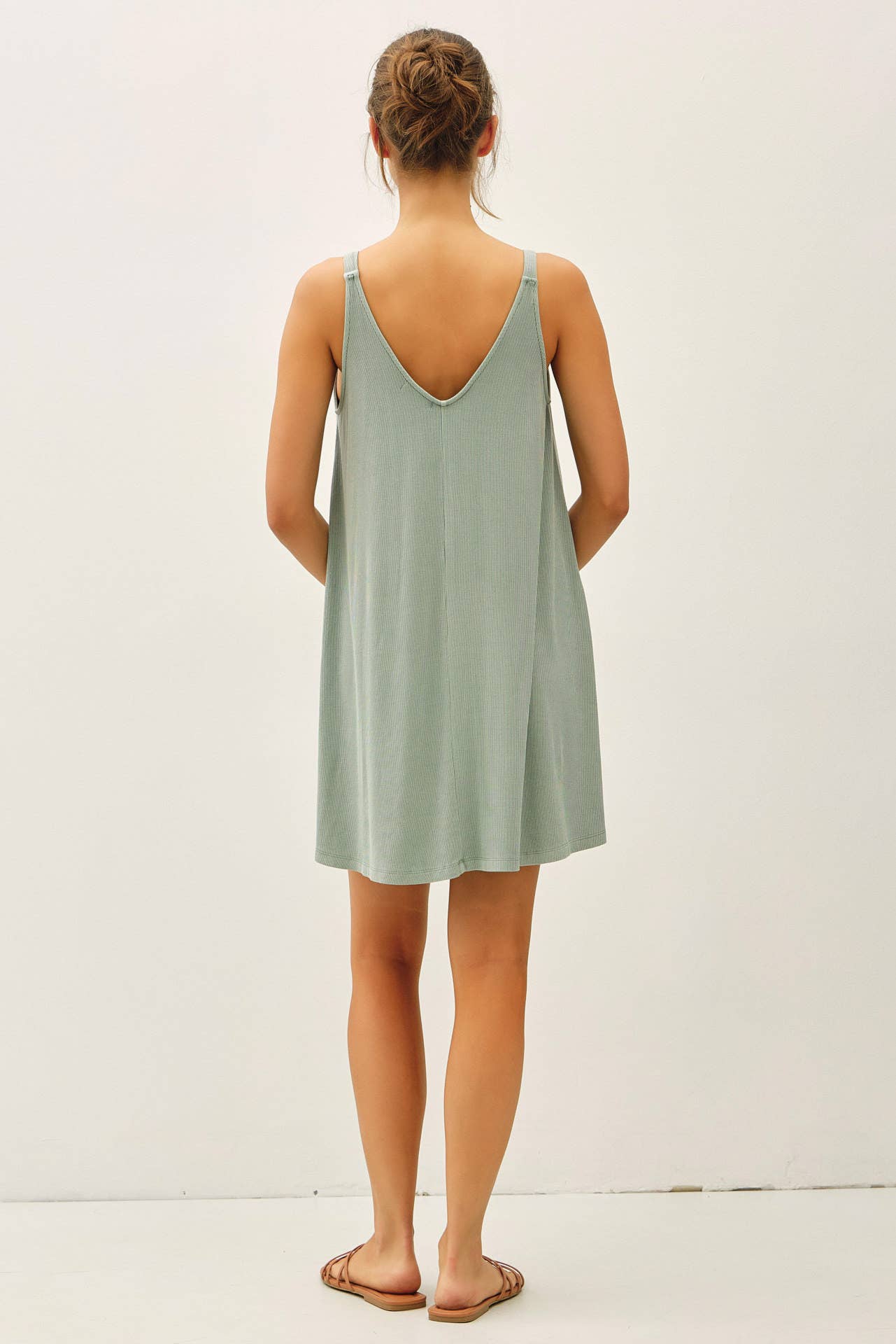 RIBBED V-NECK KNIT DRESS W. CENTER SEAM DETAIL