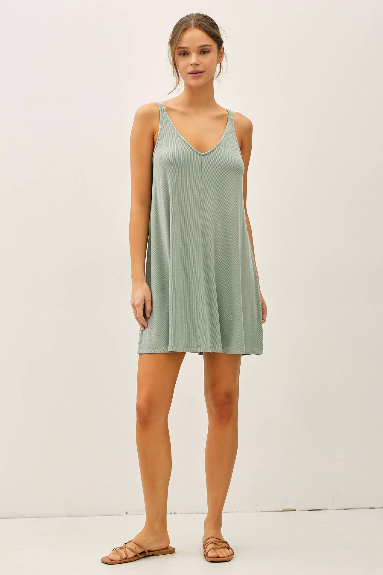 RIBBED V-NECK KNIT DRESS W. CENTER SEAM DETAIL