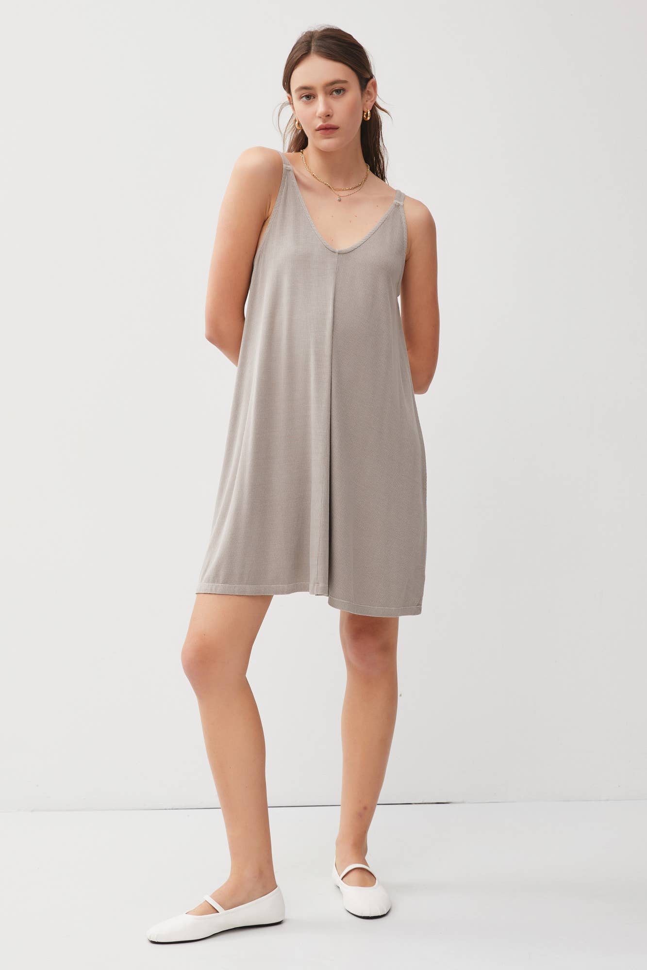 RIBBED V-NECK KNIT DRESS W. CENTER SEAM DETAIL