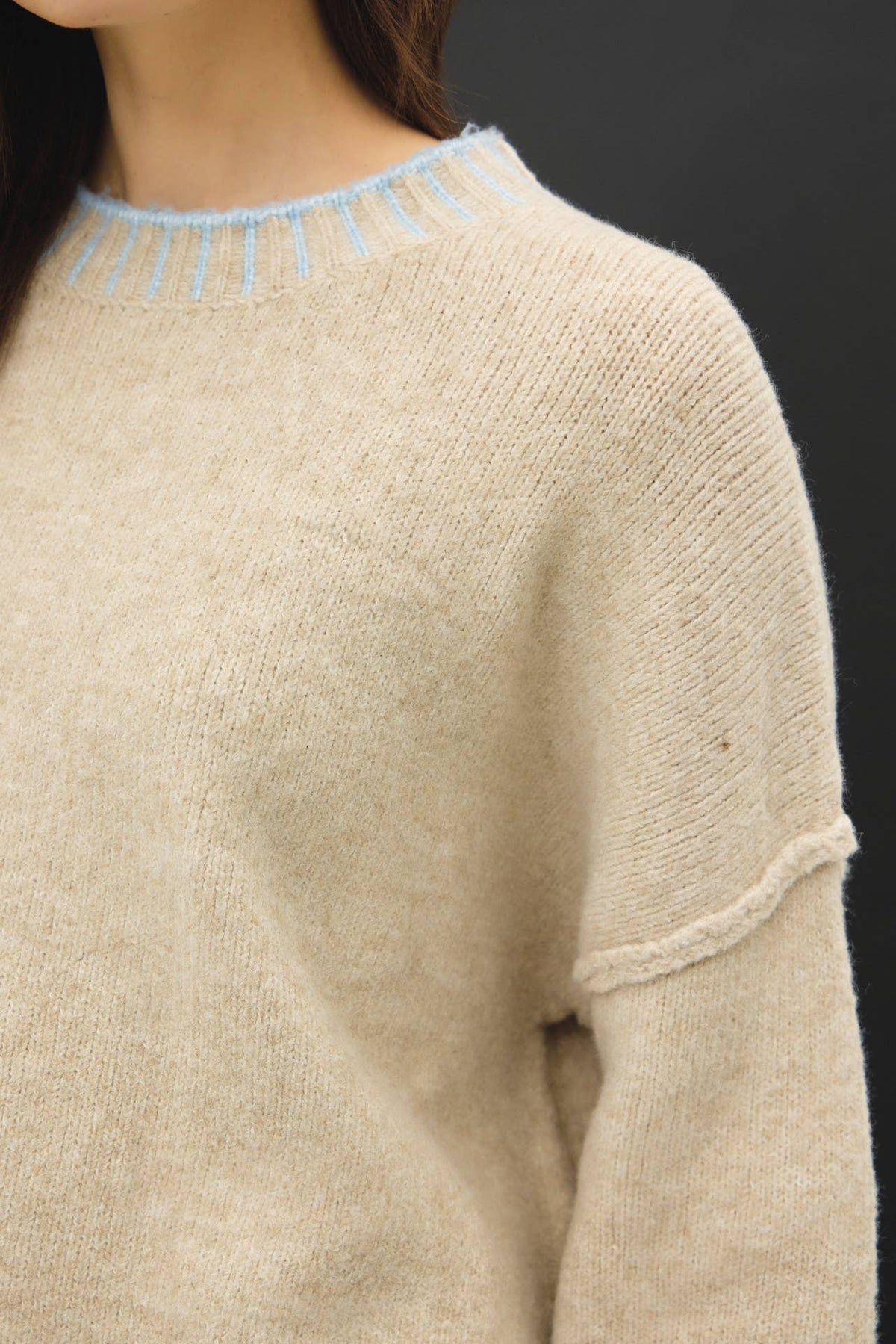 ACCENT COLOR STITCHING OVERSIZED SWEATER