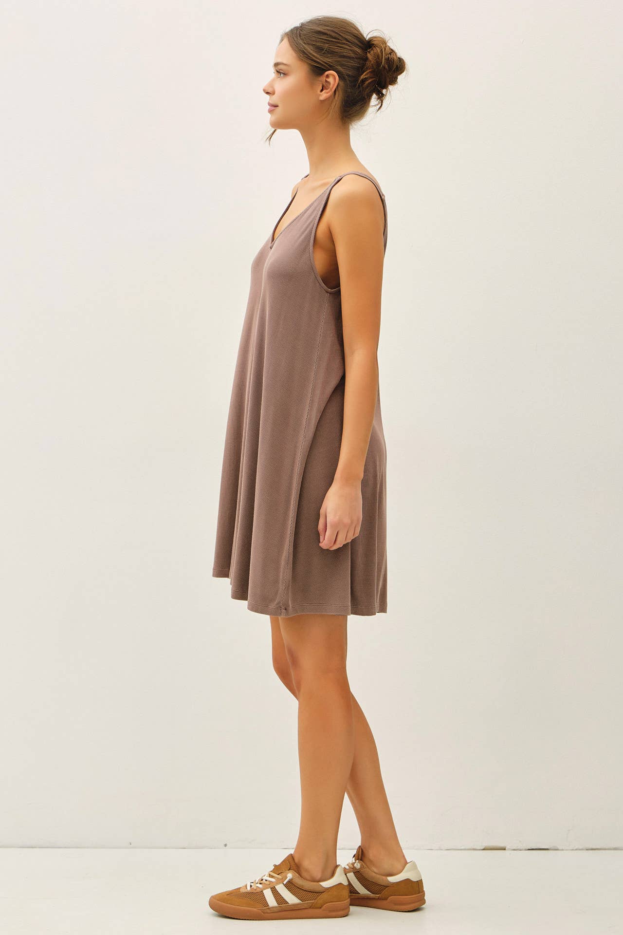 RIBBED V-NECK KNIT DRESS W. CENTER SEAM DETAIL