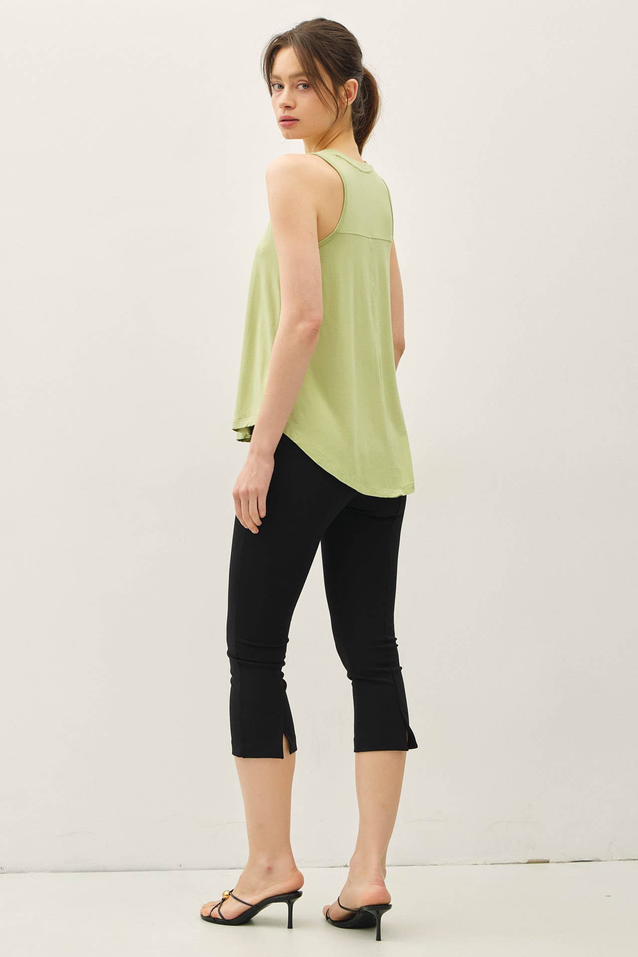 V-NECK SWING TANK
