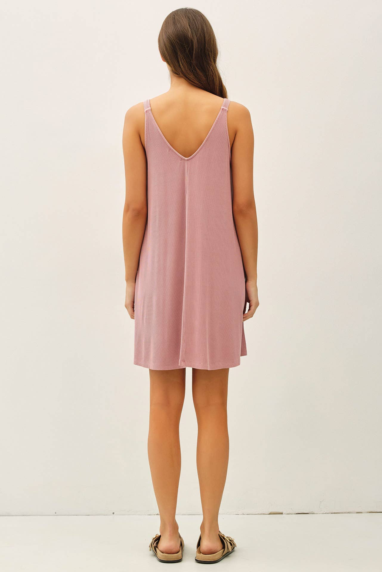 RIBBED V-NECK KNIT DRESS W. CENTER SEAM DETAIL