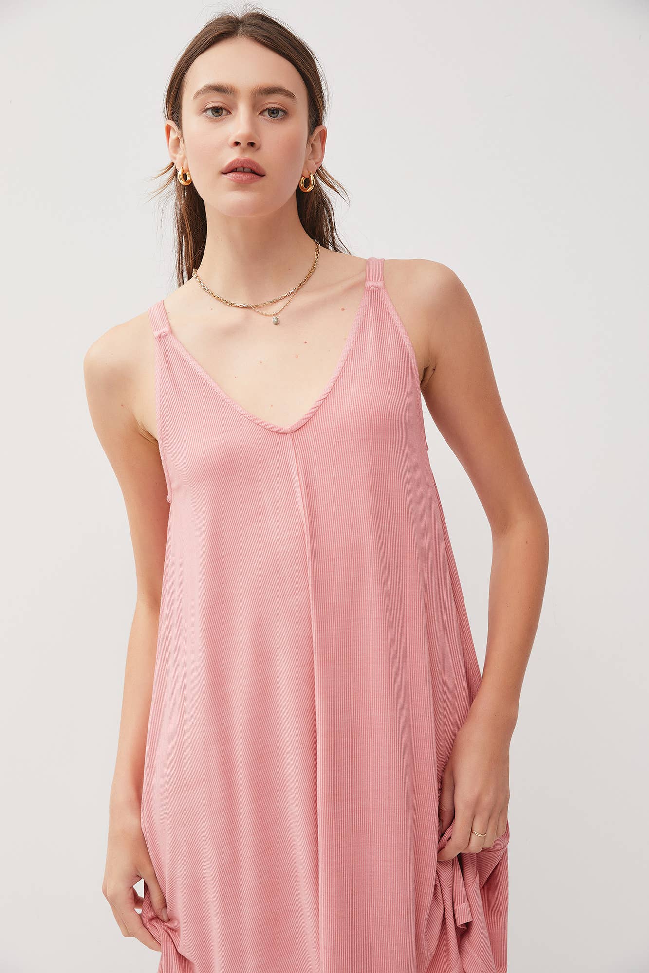 RIBBED V-NECK KNIT DRESS W. CENTER SEAM DETAIL