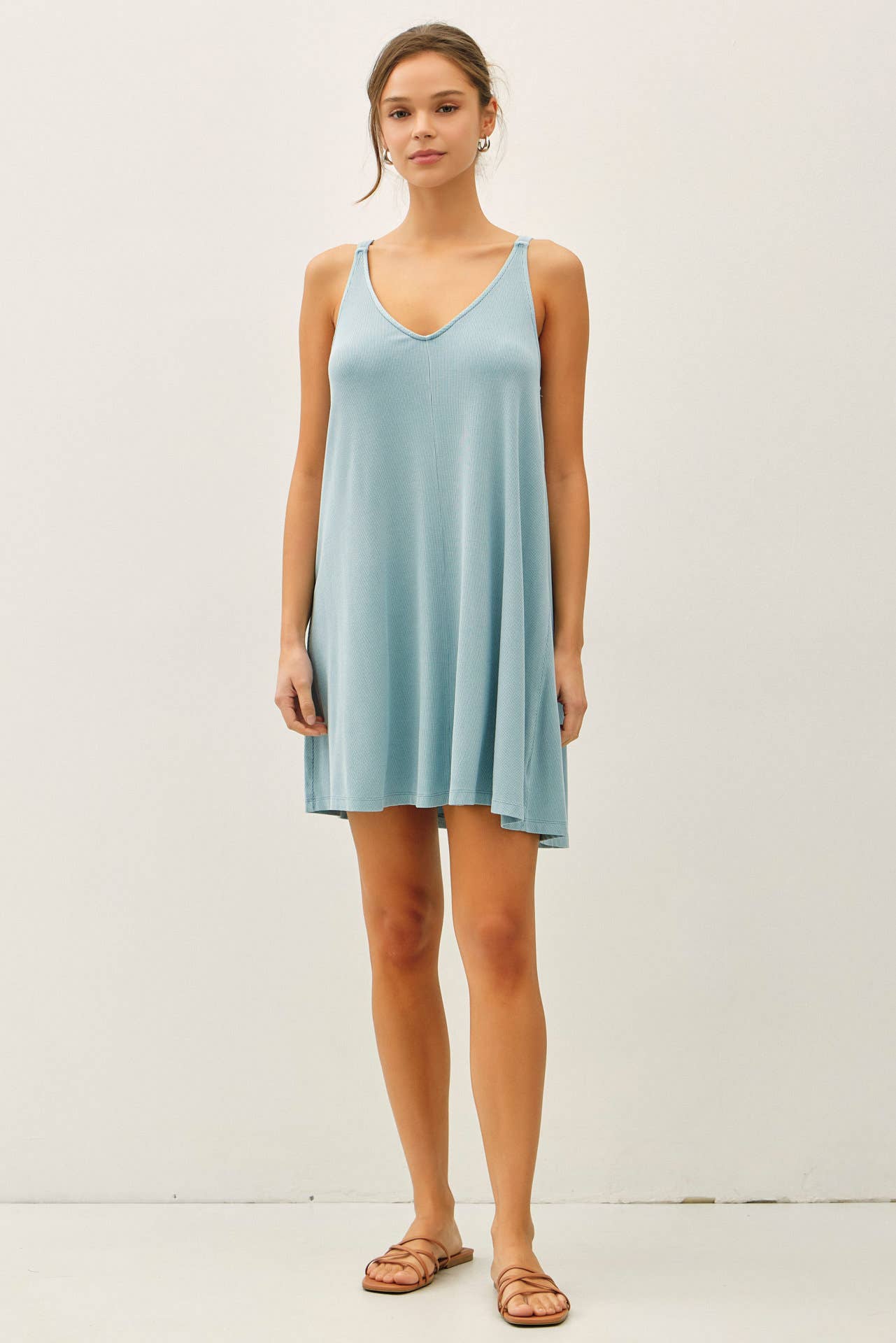 RIBBED V-NECK KNIT DRESS W. CENTER SEAM DETAIL