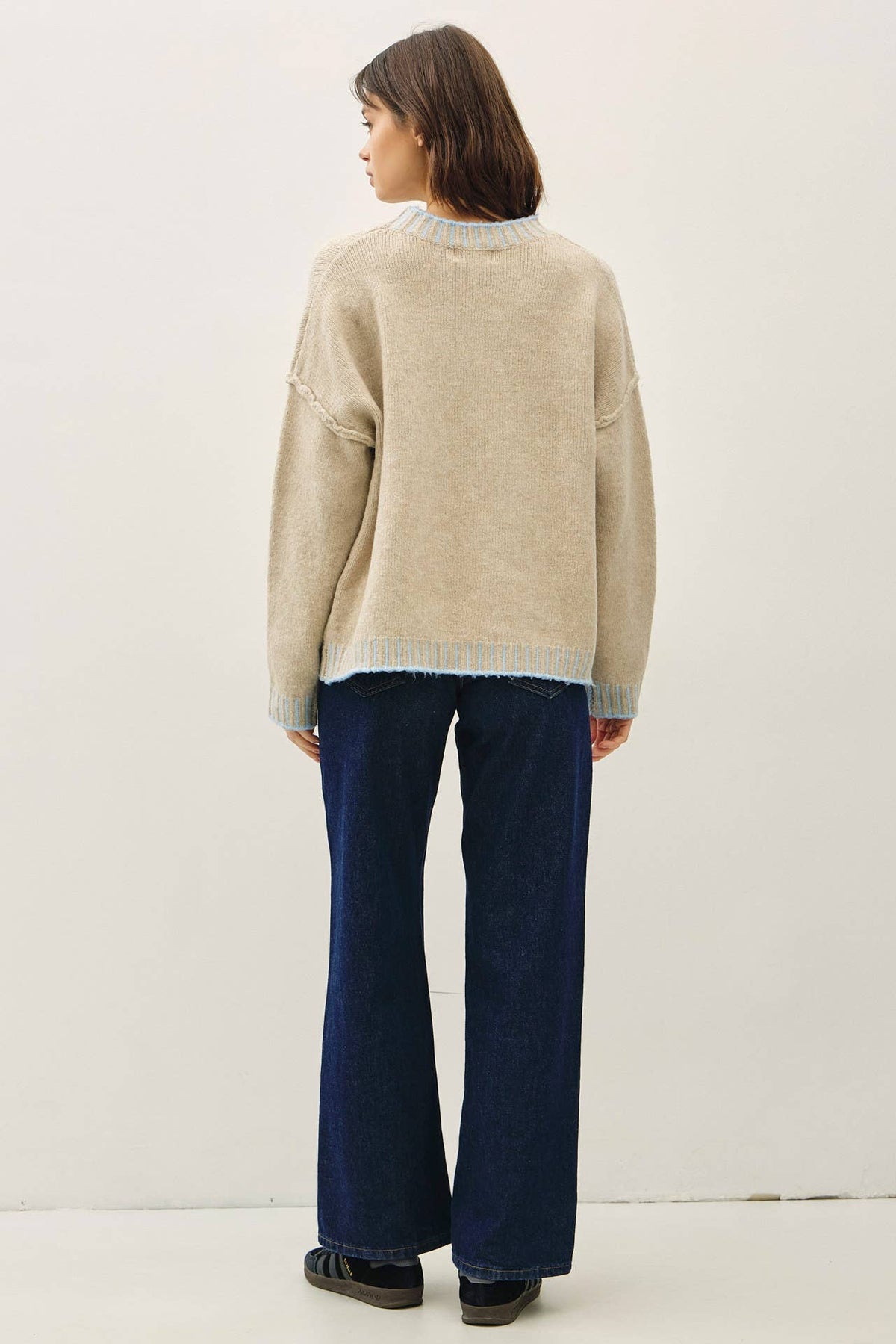 ACCENT COLOR STITCHING OVERSIZED SWEATER