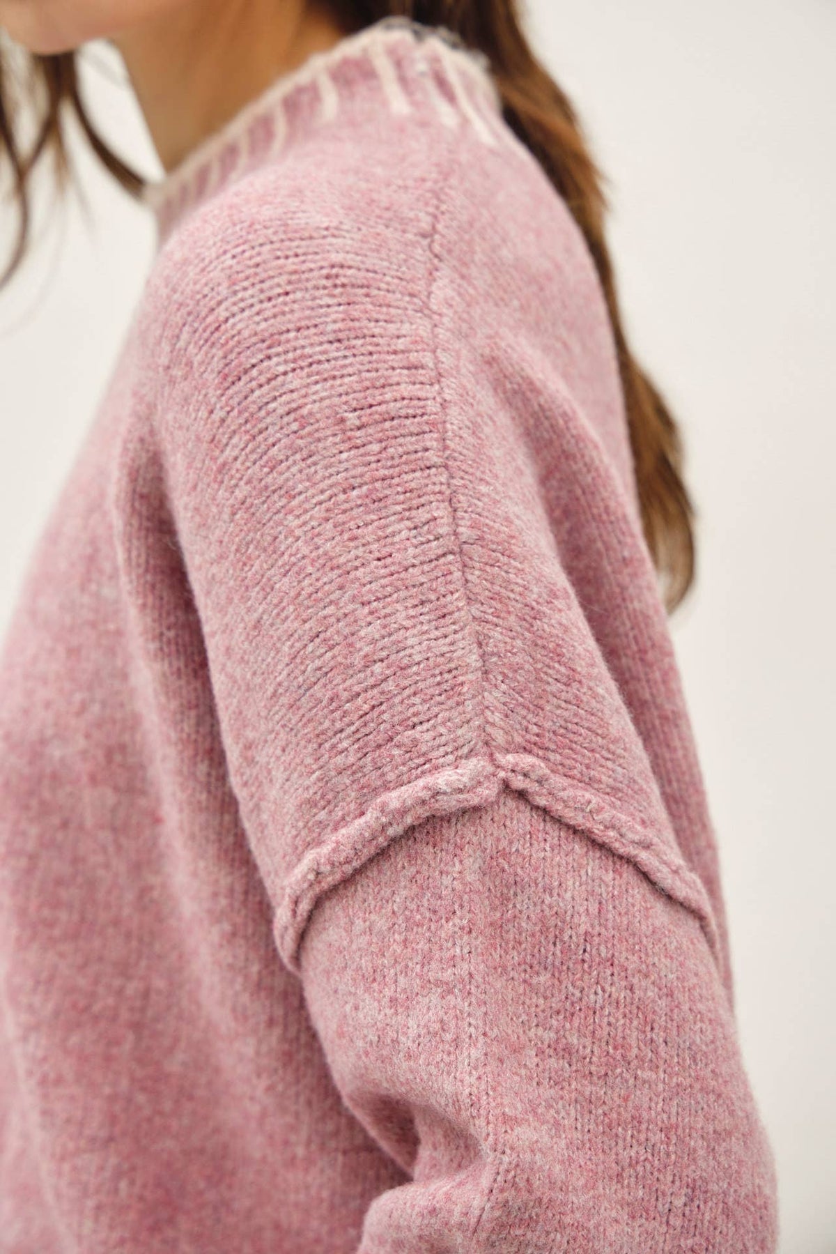 ACCENT COLOR STITCHING OVERSIZED SWEATER