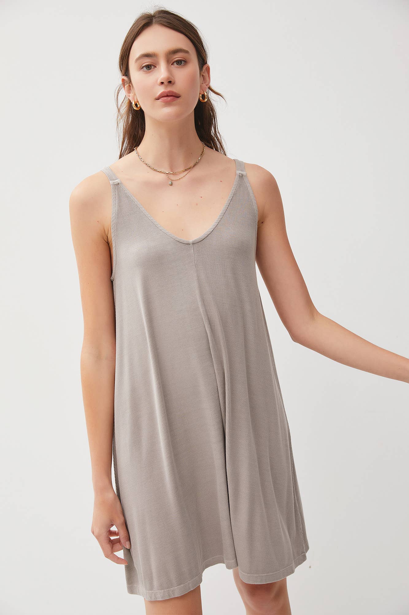 RIBBED V-NECK KNIT DRESS W. CENTER SEAM DETAIL