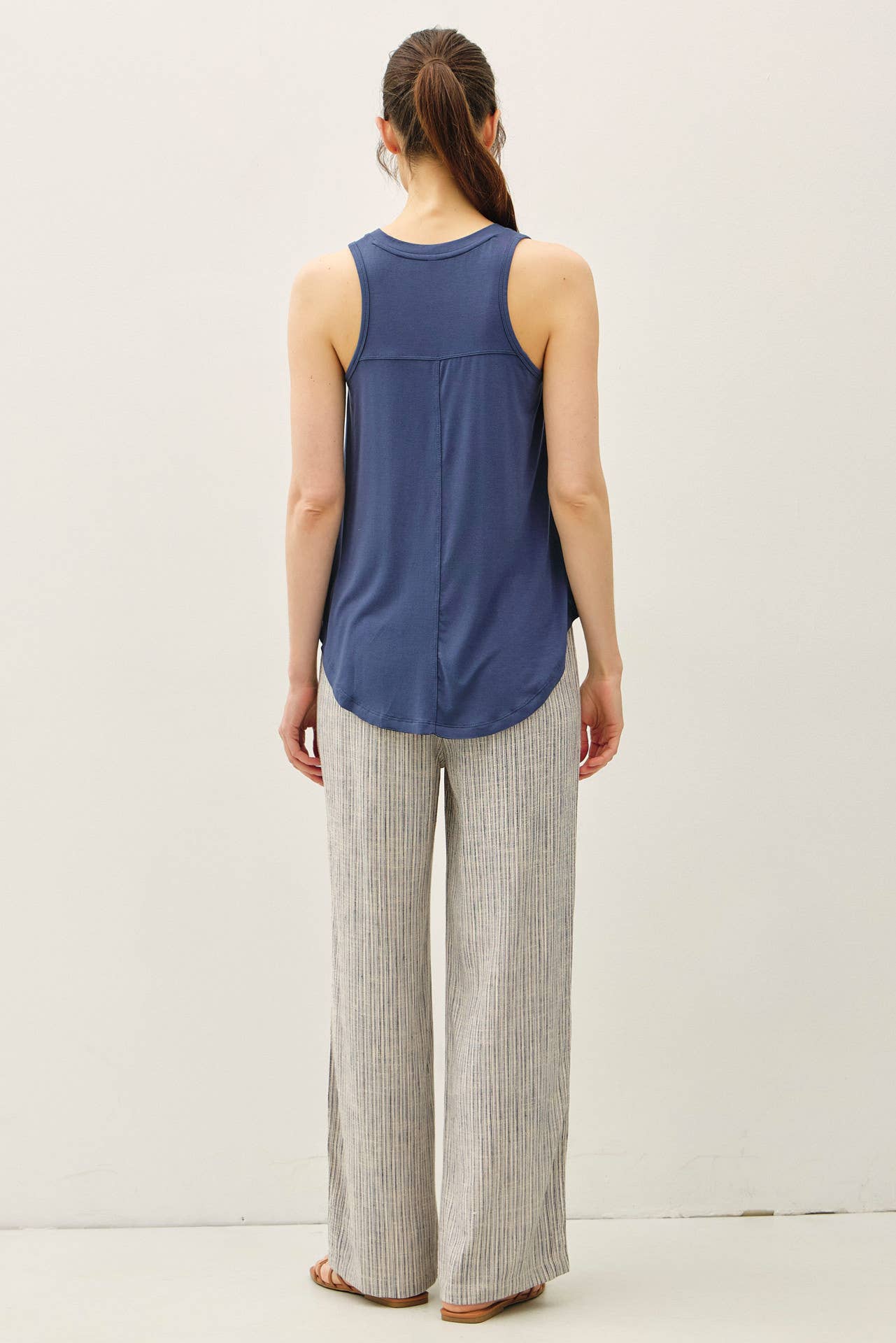 V-NECK SWING TANK
