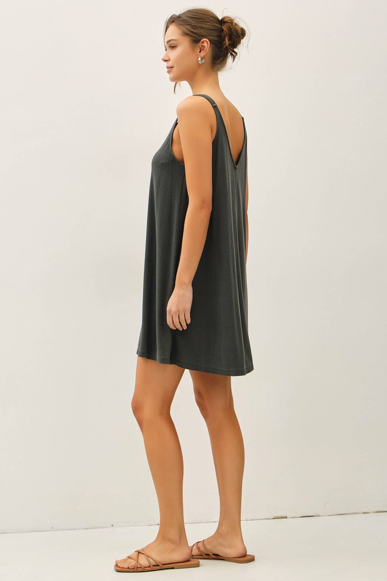 RIBBED V-NECK KNIT DRESS W. CENTER SEAM DETAIL