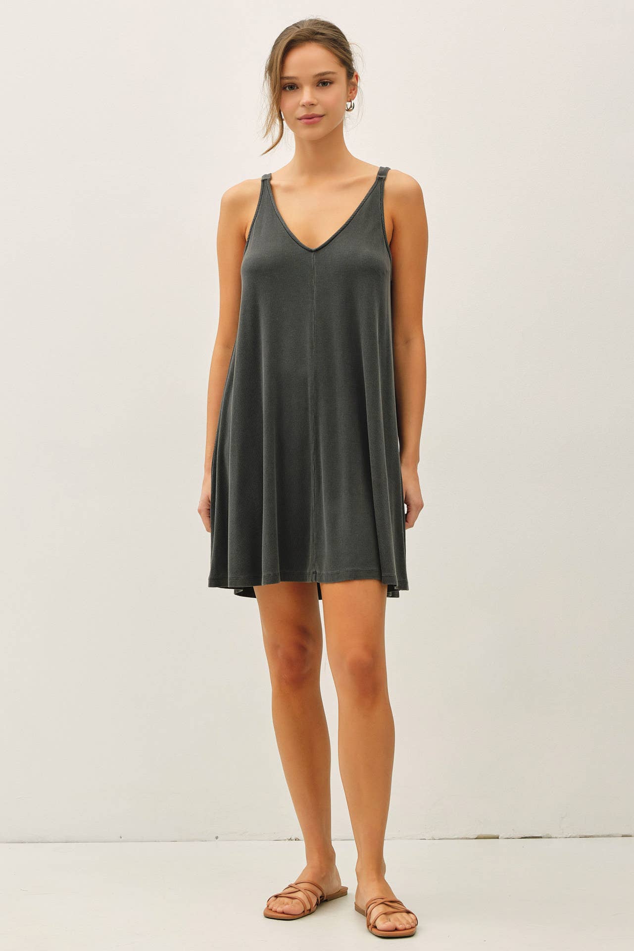 RIBBED V-NECK KNIT DRESS W. CENTER SEAM DETAIL