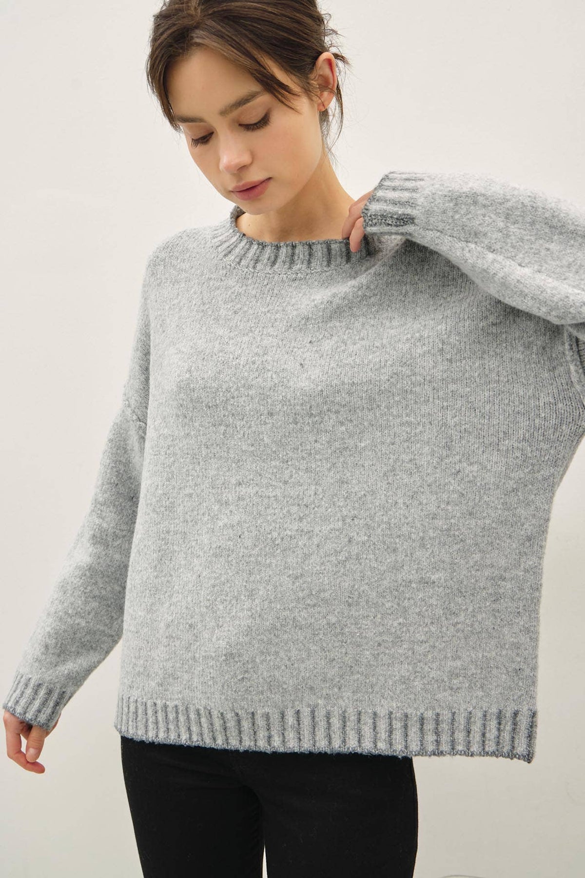 ACCENT COLOR STITCHING OVERSIZED SWEATER