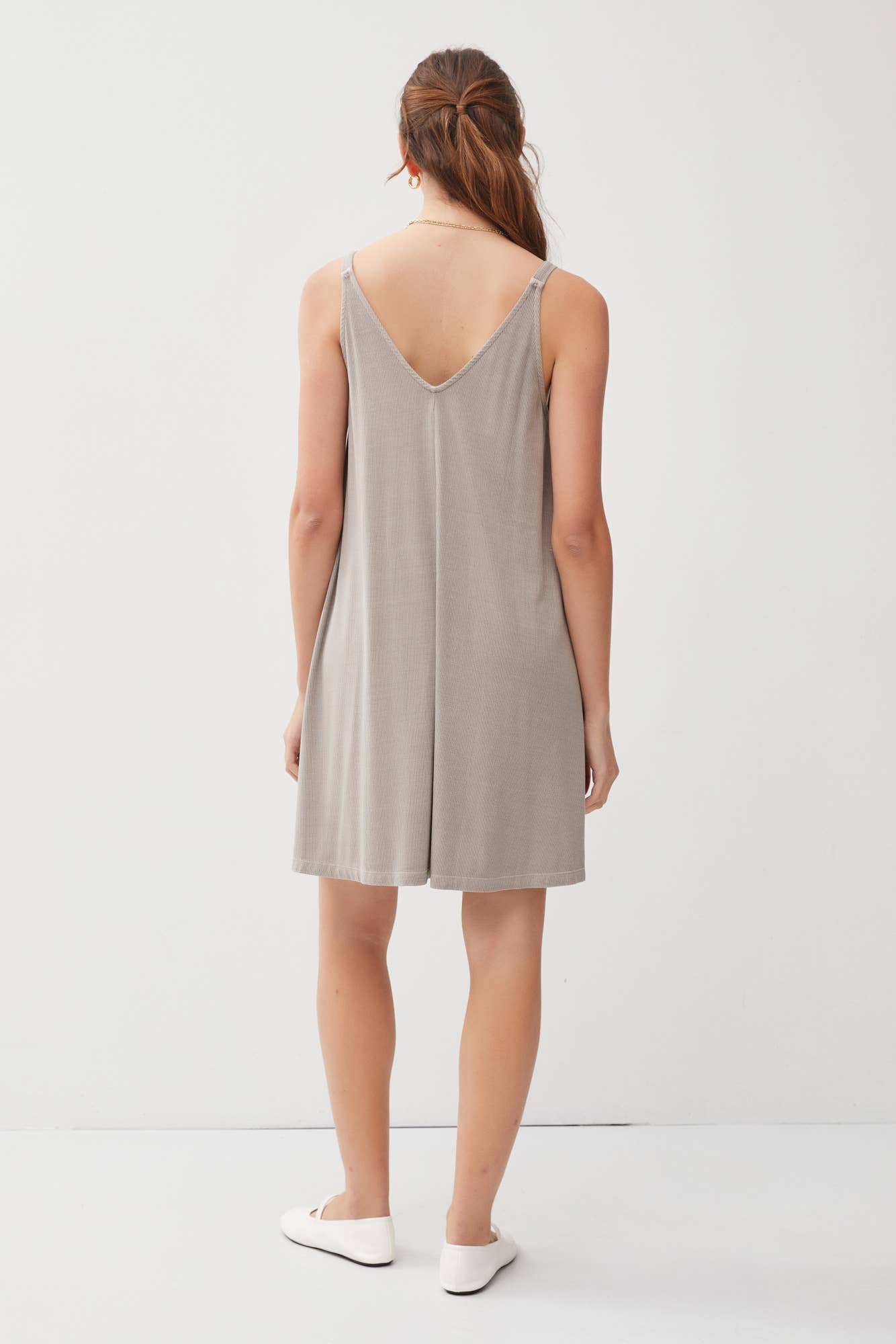 RIBBED V-NECK KNIT DRESS W. CENTER SEAM DETAIL